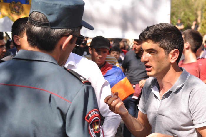 Протесты в Армении: глава правительства предложил провести внеочередные выборы